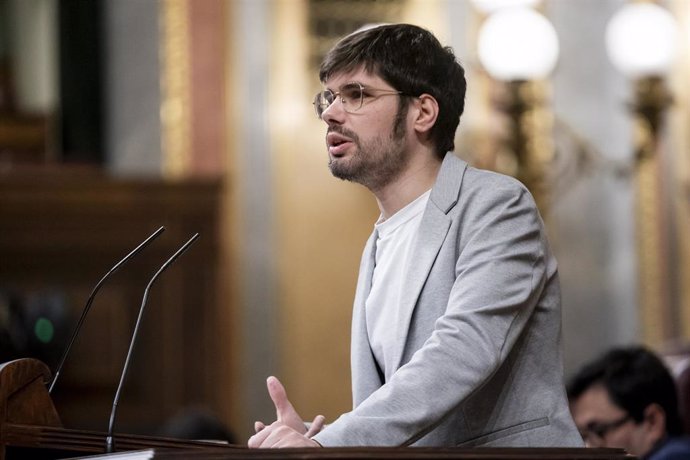 Archivo - El diputado de Sumar, Lander Martínez Hierro, interviene durante una sesión plenaria, en el Congreso de los Diputados, a 27 de febrero de 2024, en Madrid (España).