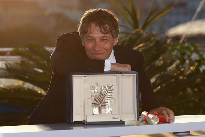 Archivo - Sean Baker posa con la Palma de Oro que ganó en la última edición del Festival de Cannes, por su película 'Anora'.