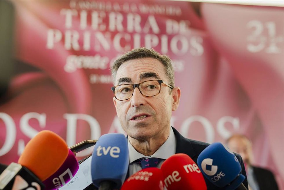 Archivo - El secretario de CC.OO de Castilla-La Mancha, Paco de la Rosa,  atiende a medios a su llegada al acto institucional del Día de Castilla-La Mancha, en el Palacio de Congresos 'El Greco', a 31 de mayo de 2024, en Toledo, Castilla-La Mancha (Espa