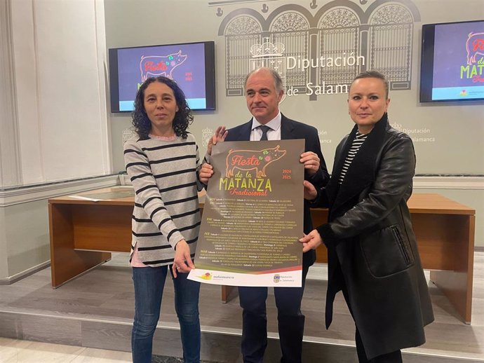 En la imagen, el diputado junto a las concejalas de los dos municipios premiados el año pasado: Almenara de Tormes y Guijuelo.