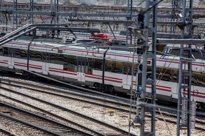 Archivo - Un tren de renfe 