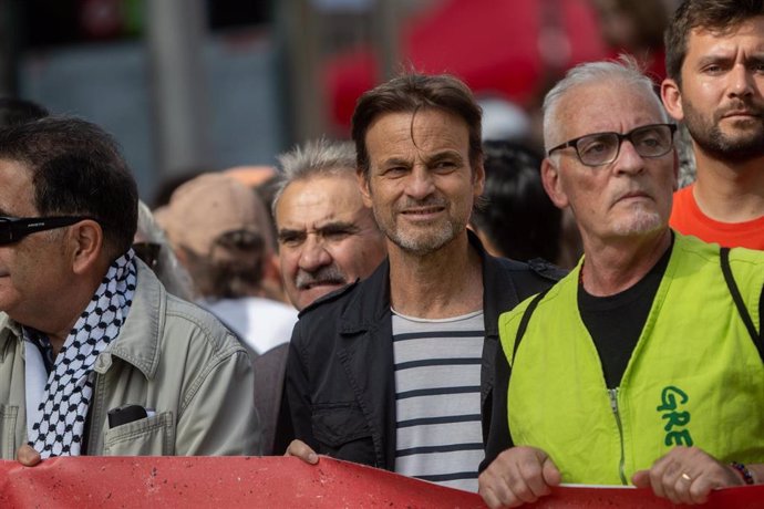 El eurodiputado Jaume Asens (c) durante una manifestación en apoyo a Palestina, a 6 de octubre de 2024, en Barcelona