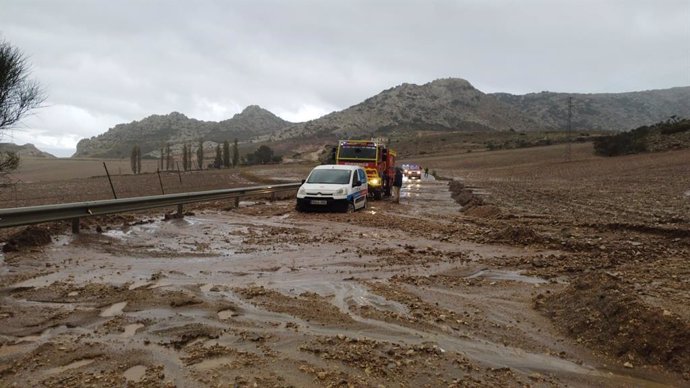 Arrastre de tierra debido a las fuertes lluvias en la MA4402 de A343 a La Joya, en Antequera.