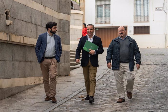 El portavoz del Grupo Parlamentario de Vox en la Asamblea de Extremadura, Óscar Fernández, en el centro, camina hacia el Registro de la Cámara regional.