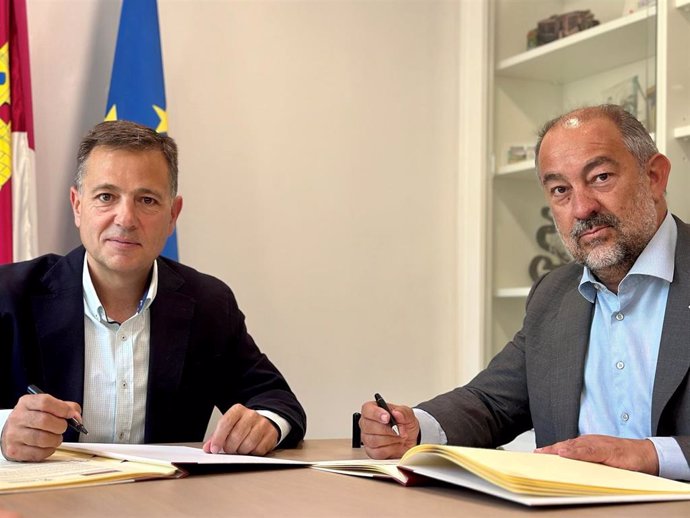 El alcalde de Albacete, Manuel Serrano, y el rector de la UCLM, Julián Garde.