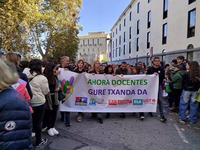 Imagen de la manifestación desarrollada en Pamplona el marco de la huelga en la enseñanza pública convocada por Steilas, ANPE, Afapna, LAB, CCOO, ELA y UGT