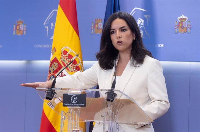 La portavoz de VOX en el Congreso, Pepa Millán, durante una rueda de prensa anterior a la reunión de la Junta de Portavoces, en el Congreso de los Diputados, a 29 de octubre de 2024, en Madrid (España).