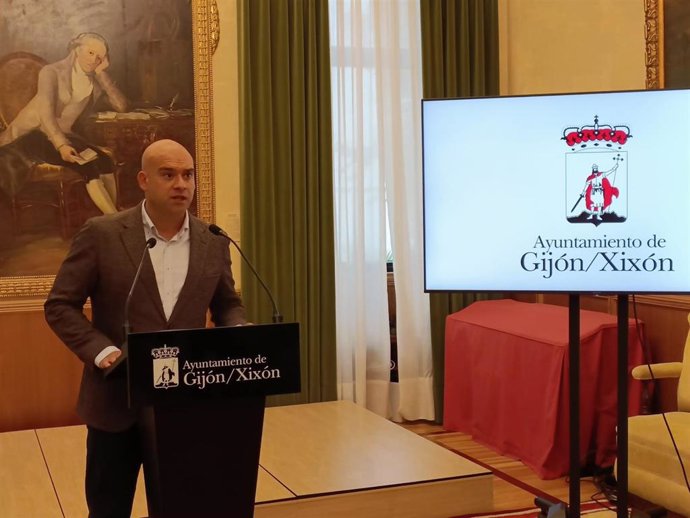 El portavoz de la Junta de Gobierno del Ayuntamiento de Gijón, Jesús Martínez Salvador, en rueda de prensa en el Consistorio gijonés.