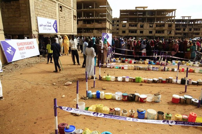 Archivo - Reparto de alimentos para desplazados en la ciudad sudanesa de Omdurman 