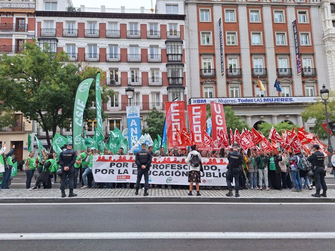 Unas 300 personas se concentran frente a la Consejería de Educación para reclamar una bajada del horario lectivo y de las ratios, entre otras cuestiones, este miércoles 16 de octubre, en Madrid.