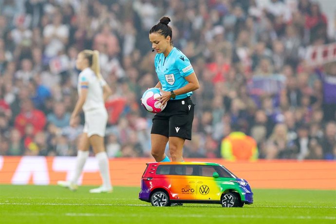 Archivo - Referee Marta Huerta De Aza collects the match ball from a remote car during the UEFA Women's Euro 2022, Group A football match between England and Austria on July 6, 2022 at Old Trafford in Manchester, England - Photo Nigel Keene / ProSportsIma