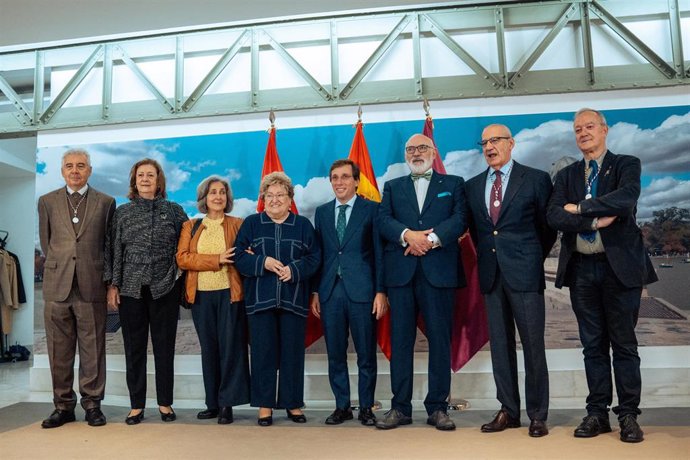 Almeida junto a los nuevos Cronistas de la Villa: la periodista Sara Medialdea y los historiadores Alfredo Alvar, Rosalía Domínguez y María Teresa Fernández Talaya.