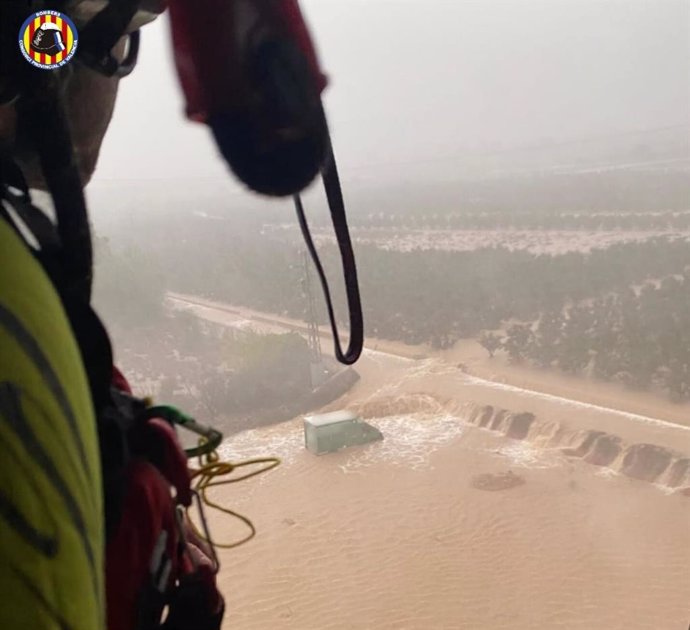 Imagen de un camión atrapado por el agua desde el helicóptero de Bomberos