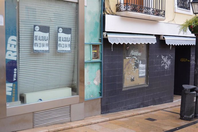 Archivo - Locales en una calle comercial en Huesca. 