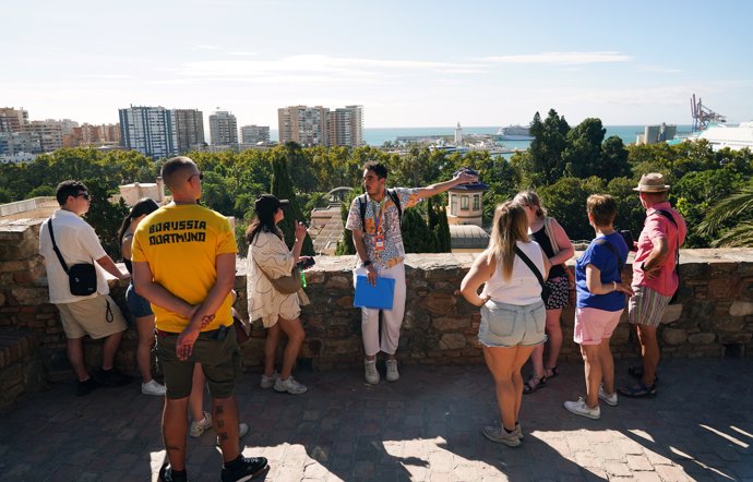 Archivo - Turista visitando la ciudad. A 27 de septiembre de 2024, en Málaga (Andalucía, España).   