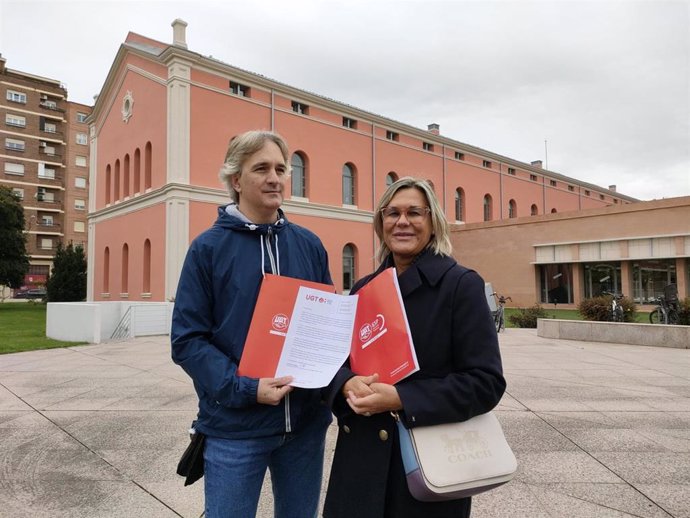 El secretario general de UGT Servicios Públicos La Rioja, Fernando Domínguez, y la secretaria de Enseñanza, Carmen Fernández, antes de presentar un escrto ante la Consejería de Educación