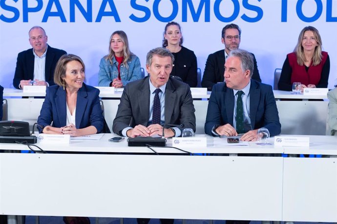 (I-D) La secretaria general del PP, Cuca Gamarra; el presidente del PP, Alberto Núñez Feijóo y el vicesecretario de Coordinación Autonómica y Local del PP, Elías Bendodo, durante una reunión del Comité Ejecutivo Nacional del partido, en el Hotel Hyatt Reg