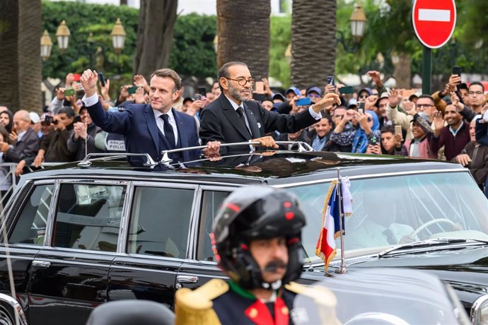 El rey Mohamed VI de Marruecos y el presidente de Francia, Emmanuel Macron, desfilan en Rabat