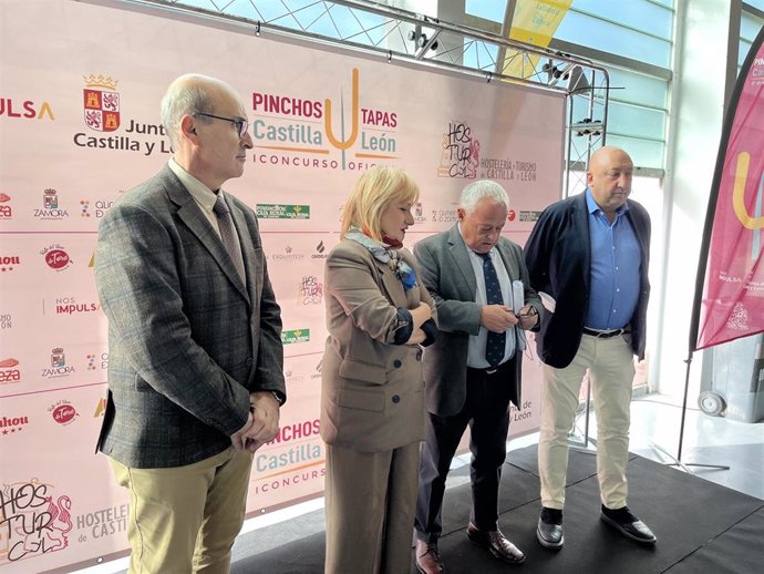 Fernando Prada, delegado de la Junta en Zamora; Leticia García, consejera de Industria, Comercio y Empleo; Gonzalo Santonja, consejero de Cultura; y Jaime Fernández, presidente de la Confederación de Hostelería y Turismo de la Castilla y León