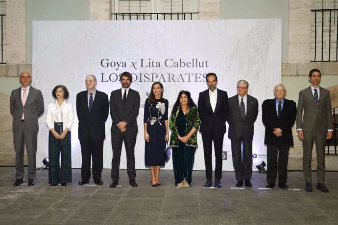 El ministro Ernest Urtasun, la reina Letizia y Lita Cabellut posan durante la inauguración de la exposición "Goya x Lita Cabellut. Los disparates. 'Miseria Humanidad, la culpa es tuya'" en la Real Academia de Bellas Artes de San Fernando, a 29 de octubre 