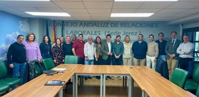 El delegado territorial de Empleo, Empresa y Trabajo Autónomo de la provincia de Cádiz, Daniel Sánchez Román, junto a representantes de sindicatos y patronal del sector de la Piel tras firmarse el nuevo convenio.