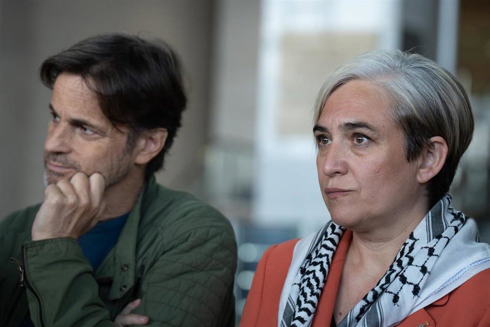 Archivo - El dirigente de los Comuns Jaume Asens y la ex alcaldesa de Barcelona Ada Colau, en el Aeropuerto del Prat, a 18 de abril de 2024, en El Prat, Barcelona, Catalunya (España). Hoy se ha reunido la delegación catalana que se suma a la Flotilla de