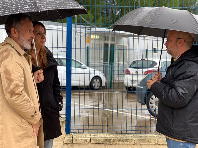 El secretario de Organización del PSOE de Sevilla y parlamentario, Rafael Recio, junto a la vicesecretaria general del partido, Encarnación Martínez, y el portavoz socialista en el Ayuntamiento de Bormujos, Jesús Macarro.