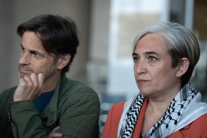 Archivo - El dirigente de los Comuns Jaume Asens y la ex alcaldesa de Barcelona Ada Colau, en el Aeropuerto del Prat, a 18 de abril de 2024, en El Prat, Barcelona, Catalunya (España). Hoy se ha reunido la delegación catalana que se suma a la Flotilla de l
