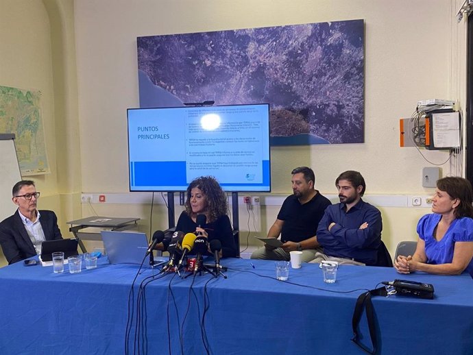 La presidenta de Airenet, Silvina Frucella, en la rueda de prensa celebrada este martes en la sede de la Federació d'Associacions Veïnals de Barcelona (FAVB)