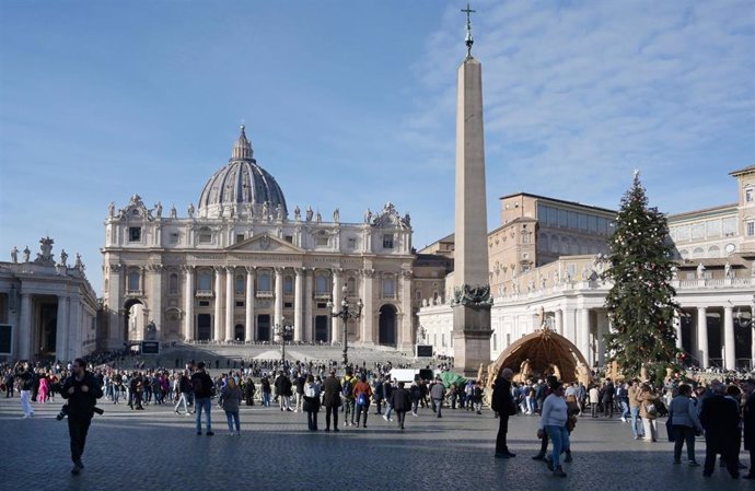 Archivo - 31 December 2022, Vatican, Vatican City: People stand in St. Peter's Square. Pope Emeritus Benedict XVI, who was the first pope to resign in centuries, has died at the age of 95, the Vatican announces. Photo: Stefanie Rex/dpa