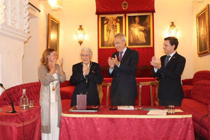 Entrega de la Medalla de Oro del Consejo Andaluz de Colegios Oficiales de Arquitectos al arquitecto Rafael Manzano en la Real Academia Sevillana de Buenas Letras.