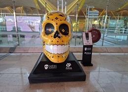 El Aeropuerto de Madrid-Barajas acoge la exposición 'Mexicráneos' con motivo del Día de los Muertos en México.