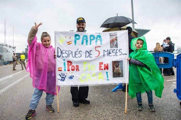 Un tripulante de la fragata 'Navantia' a su llegada a Rota tras cinco meses enla Operación Atalanta.