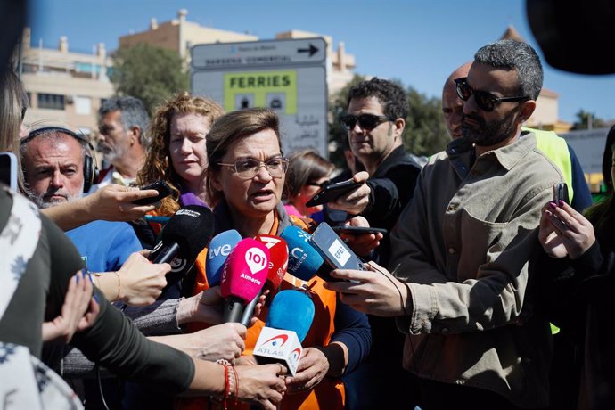 Archivo - La secretaria general de UPA Almería, Francisca Iglesias, atiende a los medios de comunicación durante la caravana de vehículos agrícolas se concentra ante el Puerto de Almería, a 12 de marzo de 2024 en Almería (Andalucía, España). La protestas 