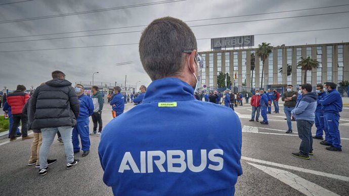 Archivo - Trabajadores de Airbus Puerto Real concentrados ante la planta en una imagen de archivo. 