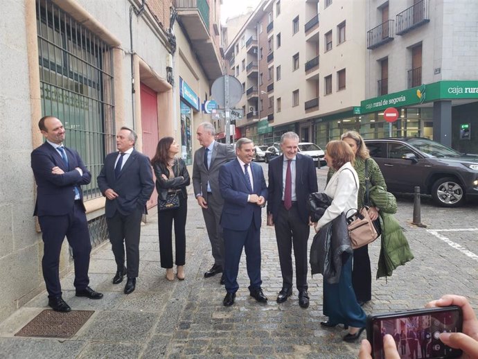 El consejero de Transformación Digital Sanz Merino (centro) y el presidente de FES, Andrés Ortega (a su dcha) saludan a la directora general de zona centro de Telefónica, Beatriz Ferrán.