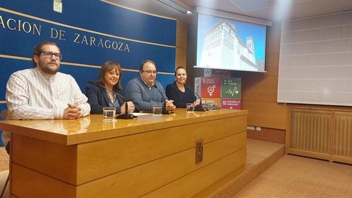 El concejal de Cultura de San Mateo de Gállego, Rubén Martínez; la diputada delegada de Cultura de la DPZ, Charo Lázaro; el alcalde de San Mateo de Gállego, José Manuel González; y la directora de Territorio Mudéjar, Victoria Trasobares.