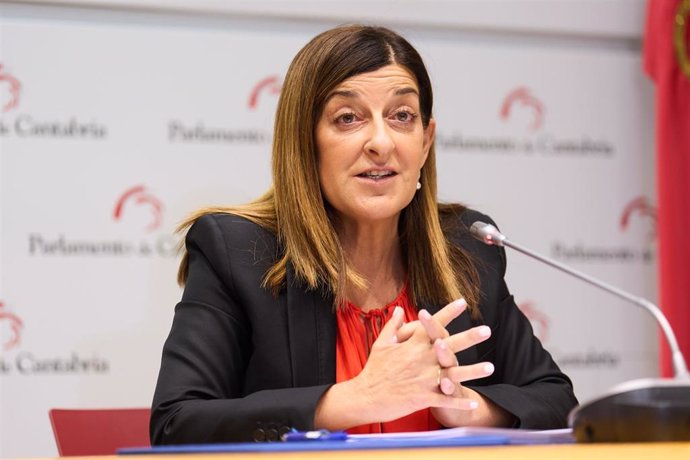 Archivo - La presidenta de Cantabria, María José Sáenz de Buruaga, atiende a los medios tras firmar el acuerdo para los presupuestos de Cantabria de 2024, en el Parlamento regional 