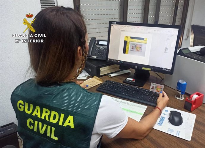 Un agente de la Guardia Civil, durante la investigación