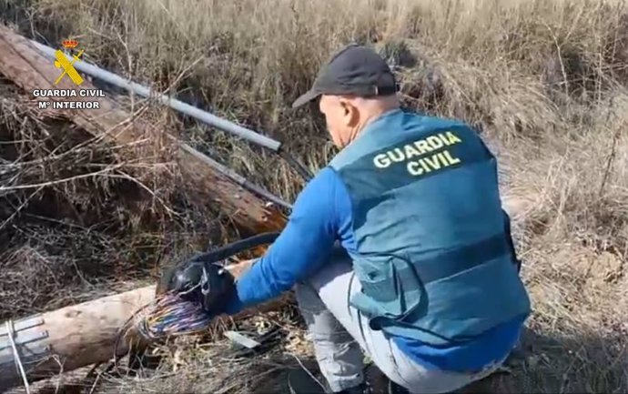 Imagen de un guardia civil en la investigación de la operación 'Boquero'