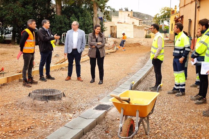 El consejero municipal de Participación y Régimen Interior, Alfonso Mendoza, junto a la concejal delegada de Barrios Rurales, Paloma Espinosa, visitan la reforma de la calle Castelar en Alfocea