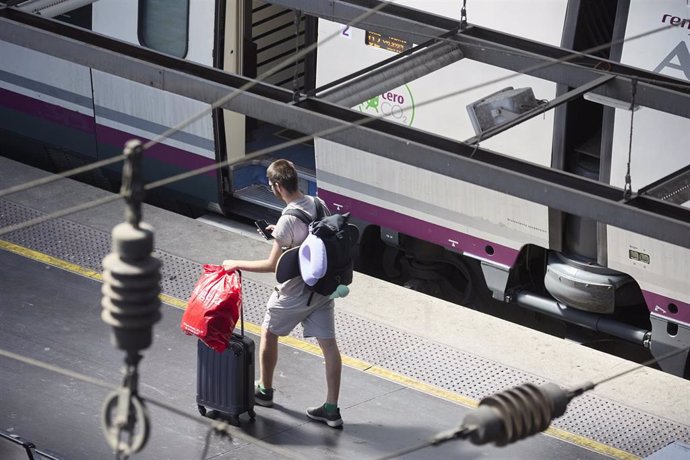 Archivo - Un hombre en la estación de trenes Puerta de Atocha-Almudena Grandes, a 18 de agosto de 2024, en Madrid (España).