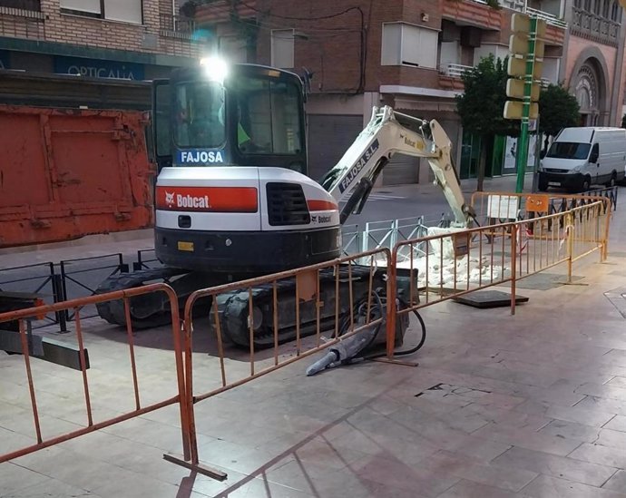 Apertura de zanjas en las obras de refuerzo de la red de media tensión ejecutadas en Puente Genil.