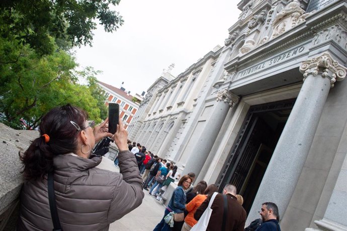 Ciudadanos asistentes al interior del Tribunal Supremo durante el primer día de las Jornadas de Puertas Abiertas del Tribunal Supremo, a 25 de octubre de 2024, en Madrid (España). Cada otoño se invita a los ciudadanos a las Jornadas de Puertas Abiertas de