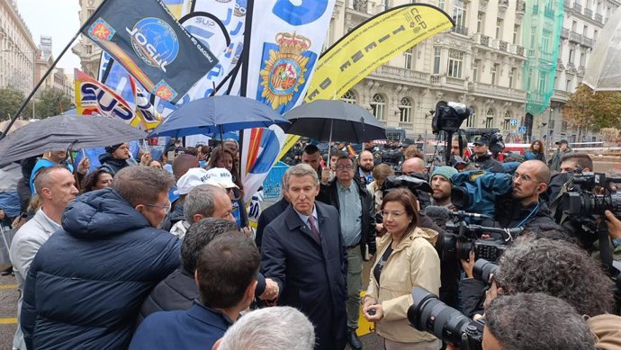 El líder del PP, Alberto Núñez Feijóo, apoya la protesta de sindicatos policiales frente al Congreso contra la reforma de la 'ley mordaza'