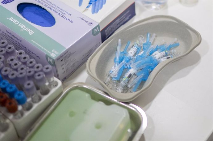 Vacunas contra la gripe, en un centro de salud, a 14 de octubre de 2024, en Madrid (España). El pasado 7 de octubre de 2024 se inició en la Comunidad de Madrid la campaña de vacunación de gripe y covid19, adaptada a las nuevas subvariantes Ómicron, y fina