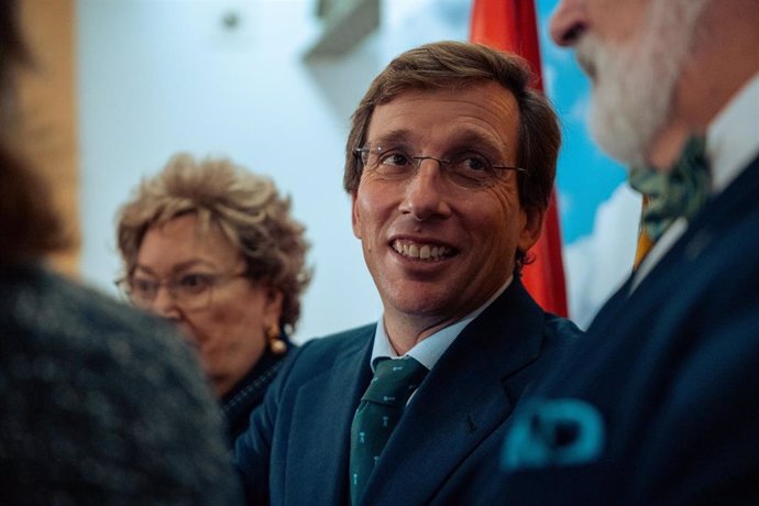 El alcalde de Madrid, José Luis Martínez- Almeida, junto a los cronistas de la Villa, tras un pleno del Ayuntamiento de Madrid, en el Palacio de Cibeles