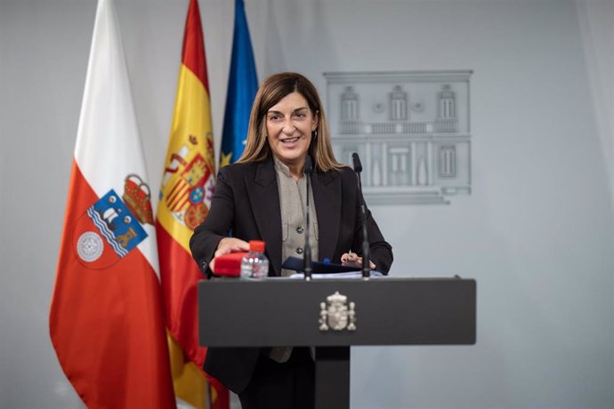 Archivo - La presidenta de Cantabria, María José Sáenz de Buruaga atiende a la prensa tras su reunión con el presidente del Gobierno, Pedro Sánchez, en el Complejo de La Moncloa, a 27 de septiembre de 2024, en Madrid