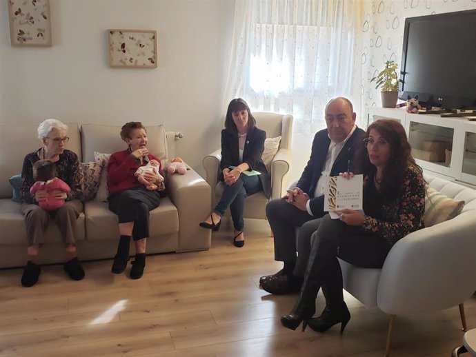 El presidente de la Diputación, Miguel Ángel de Vicente, con la trabajadora social Beatriz Llorente (dcha) y la directora del Centro La Fuencisla, Carmen Galán, junto a dos residentes de la Unidad de Convivencia La Pradera