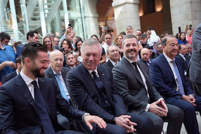 Archivo - (I-2D) El capitán del Real Madrid, Nacho Fernández, el entrenador del Real Madrid, Carlo Ancelotti, y el consejero de Cultura, Turismo y Deporte, Mariano de Paco, durante la recepción del Real Madrid Club de Fútbol, en la Real Casa de Correos, a